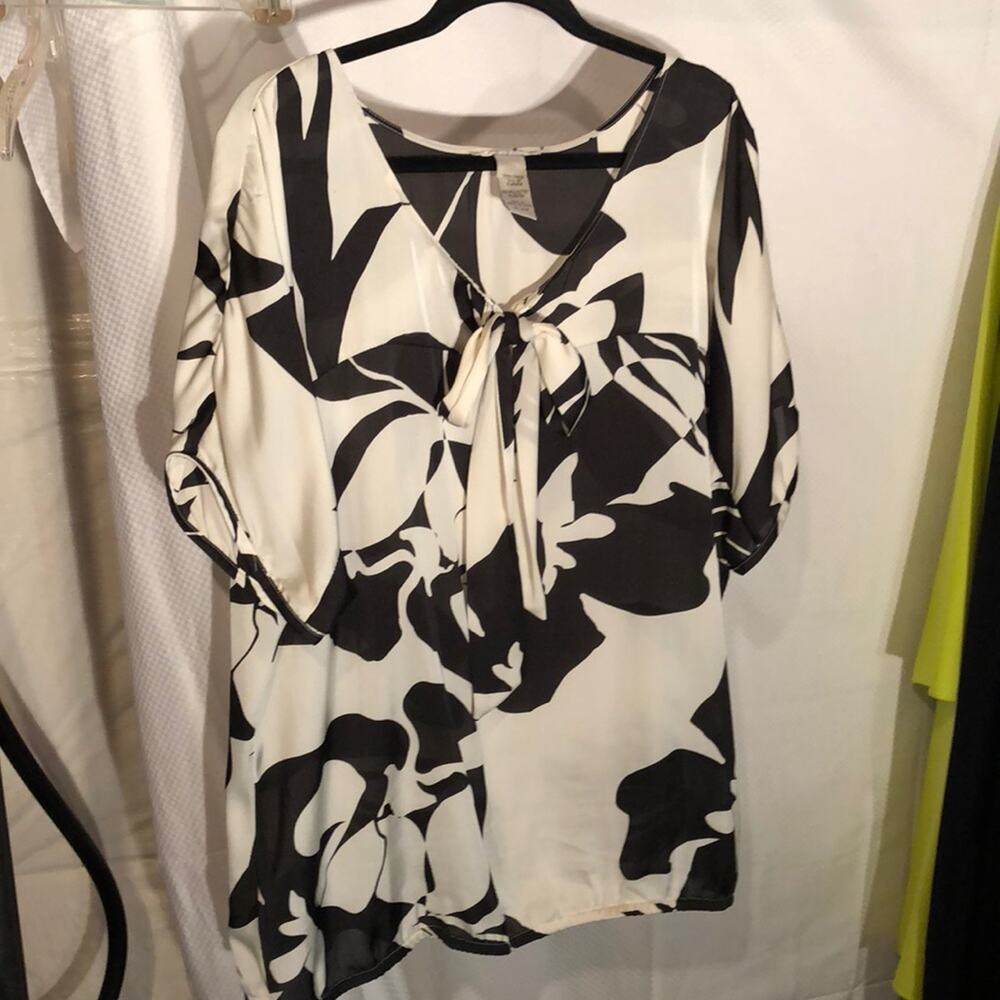 Fred David Woman white/blk floral blouse NWOT